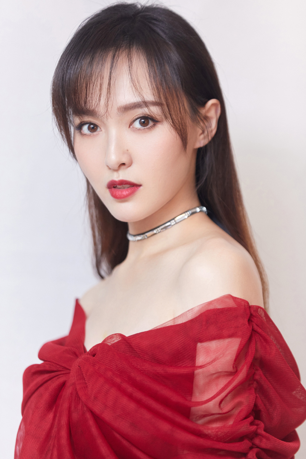 唐嫣婚后太敢穿了大红大绿驾驭出高级感身材苗条像小腰精