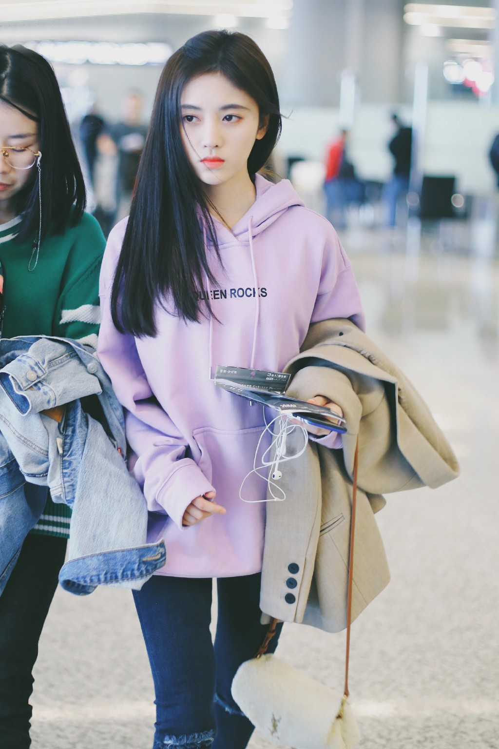 鞠婧祎紫色卫衣扮少女,却被网友吐槽:板着个脸,一点都不可爱