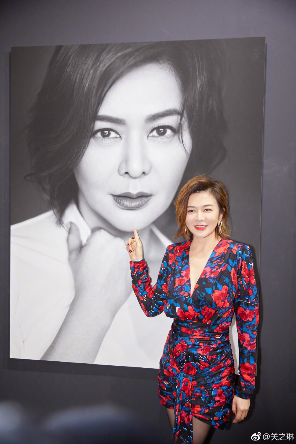 关之琳我是真服,这么俗的花裙子穿出美感,这颜值无人能及!