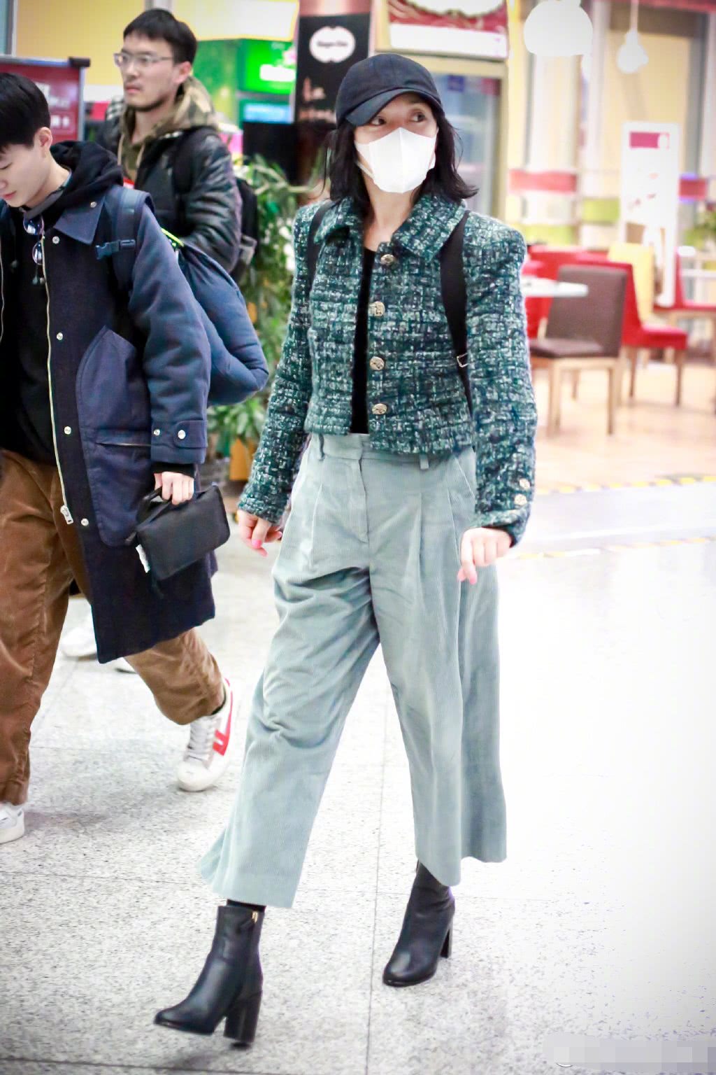 身穿绿色小香风外套的周迅现身机场,气质出众的她更显时尚的魅力