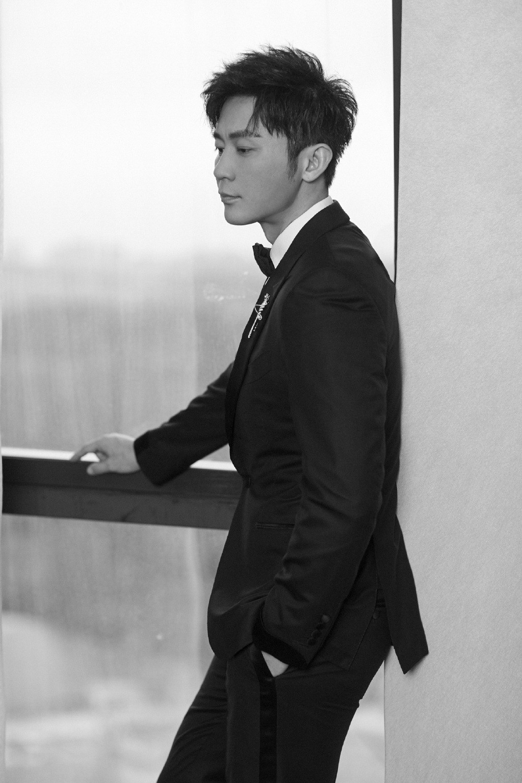 李晨西装革履出席活动,未修图比精修图还要瘦,网友:快脱相了