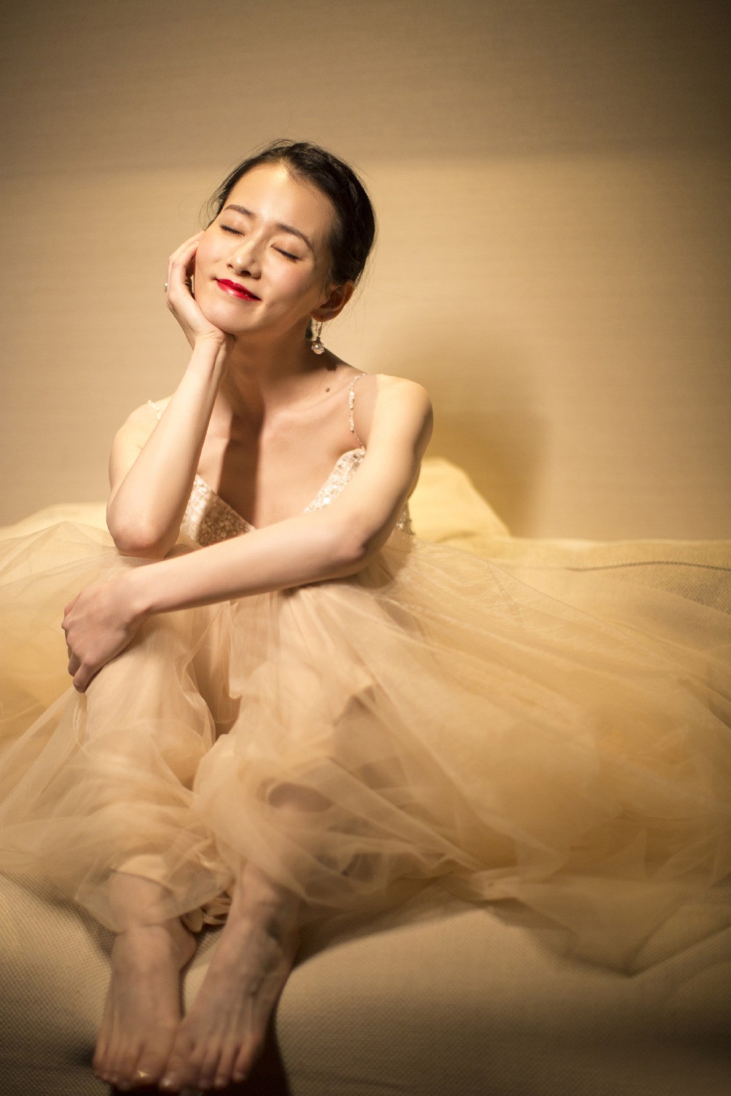 《新还珠格格》的塞娅公主,一袭裸色吊带薄纱裙,美得就像一幅画