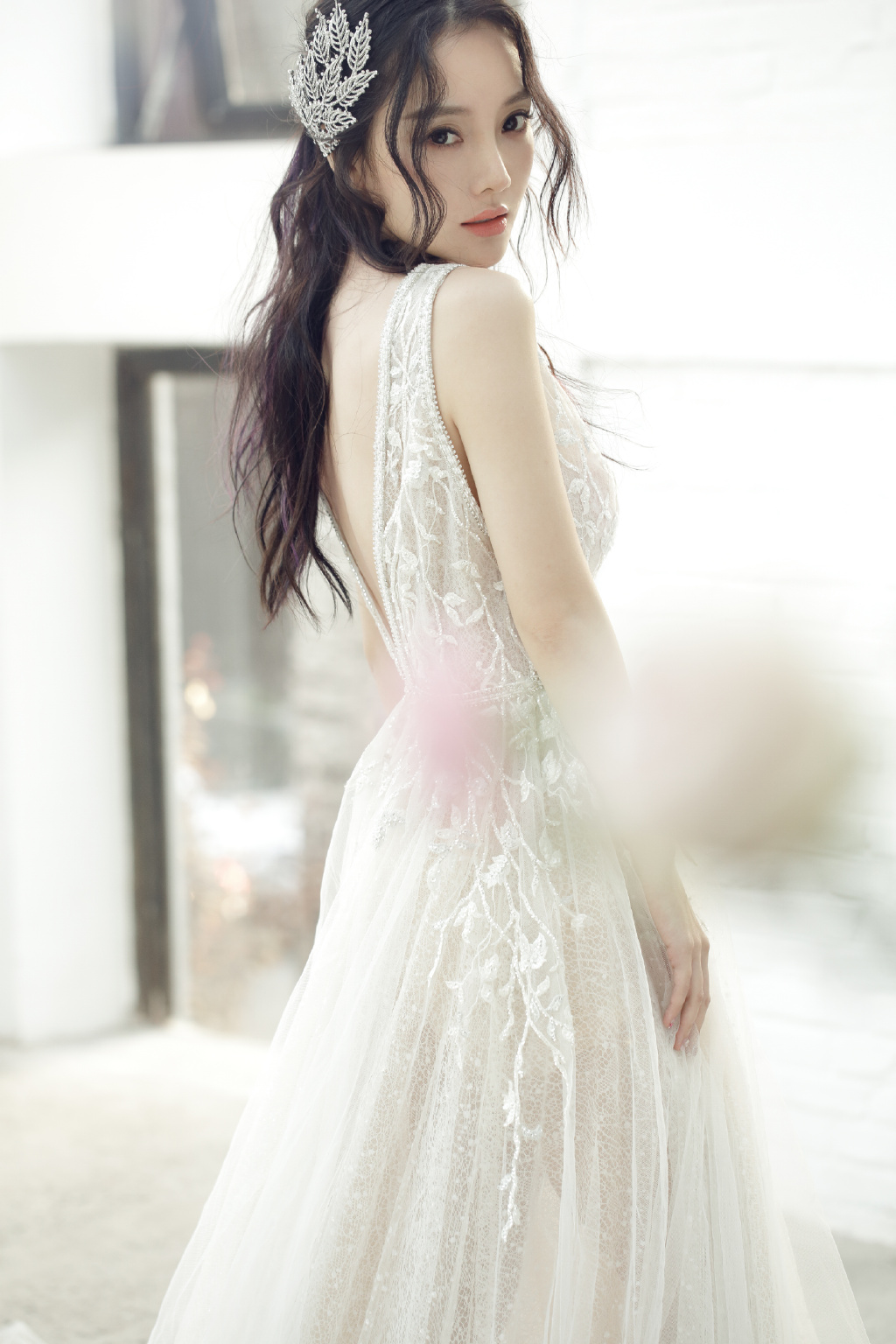 李小璐美起来真不低调穿白色蕾丝长裙清纯甜美发型尽显女人味