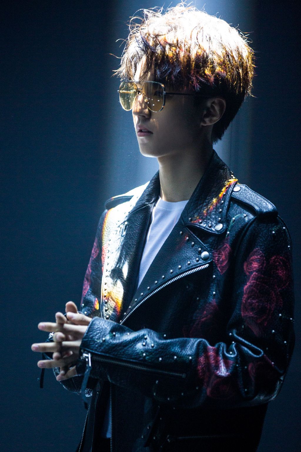 王俊凯买跑车了?他戴着墨镜开着红色跑车,新年第二天帅出新高度