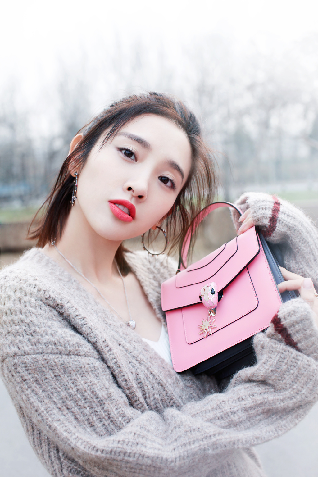 30岁唐艺昕剪短发嫩回18岁少女,烫卷发却显老10岁,还是短发好看