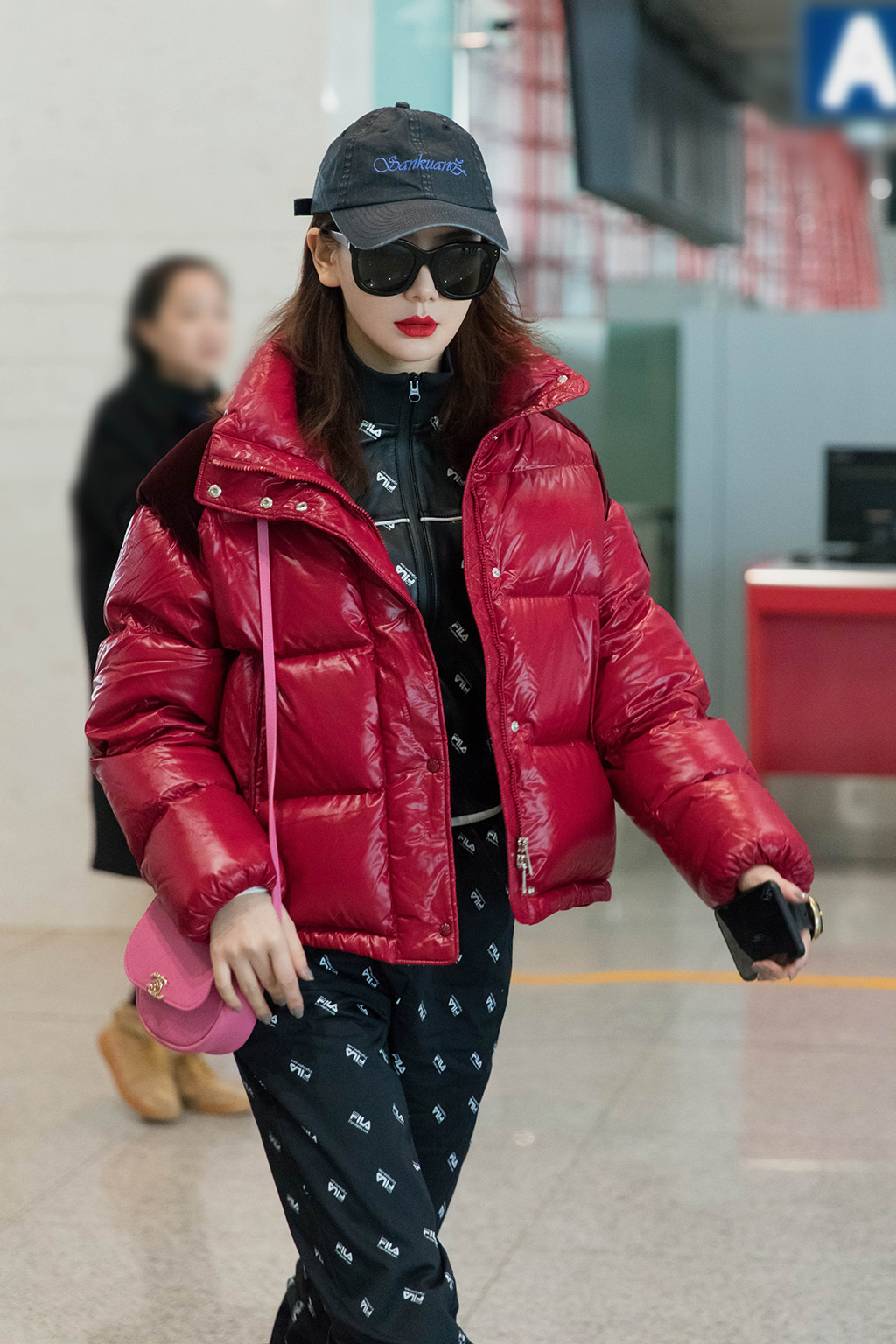 杨幂隐退街拍戚薇成机场街拍狂人两套红色造型太惹眼