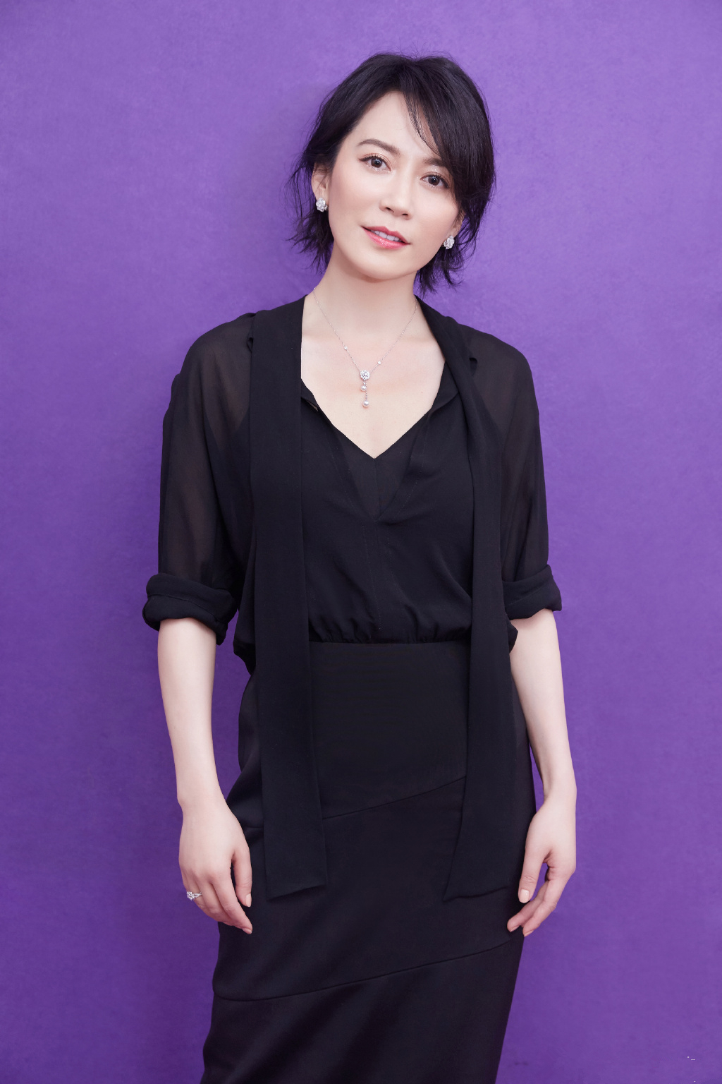 48岁俞飞鸿短发搭配黑纱裙,温柔又有女人味美得让人猜不出年龄