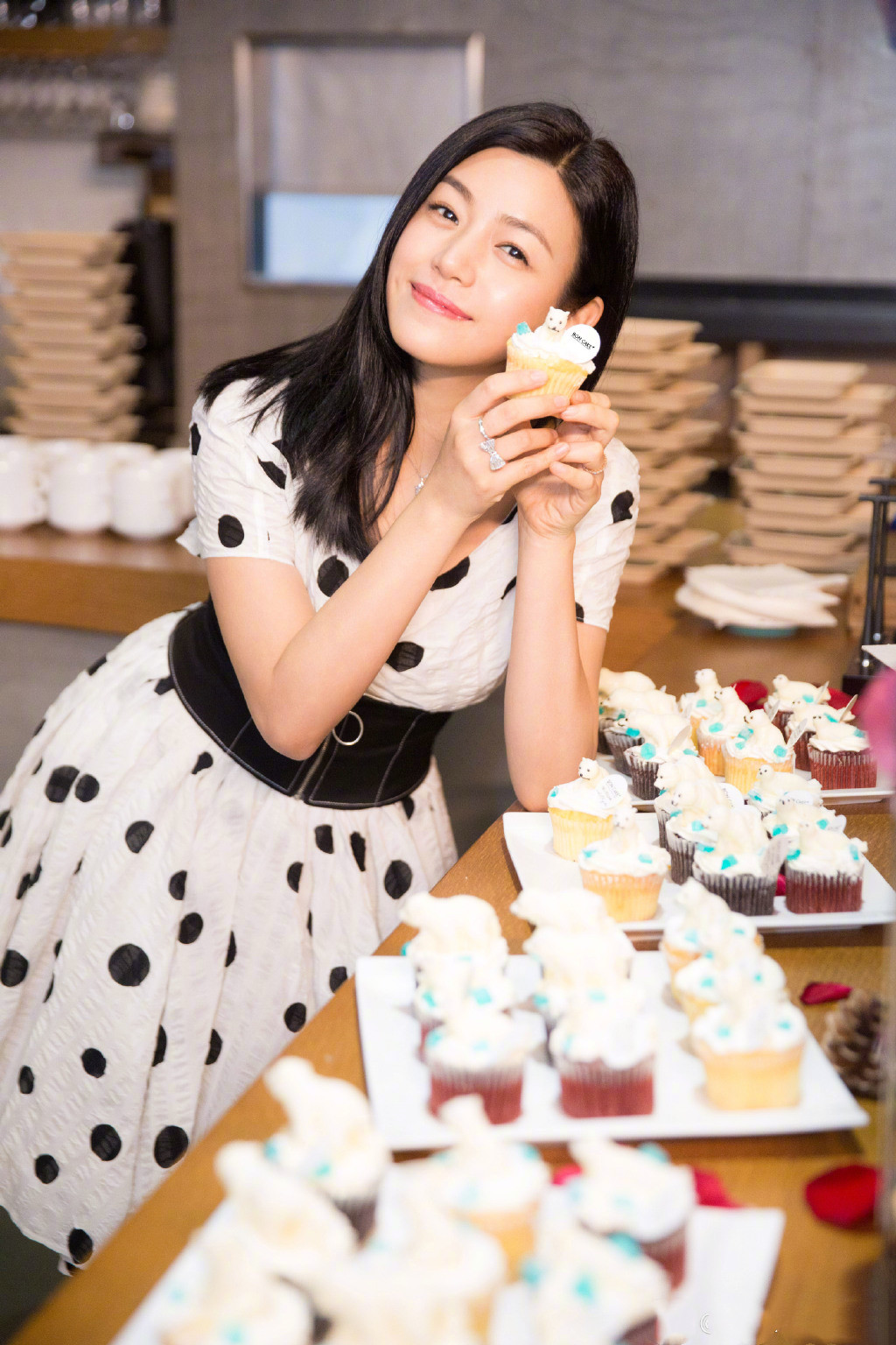 陈妍希这个小笼包脸过得贼幸福!一对小酒窝笑起来迷死人,真羡慕