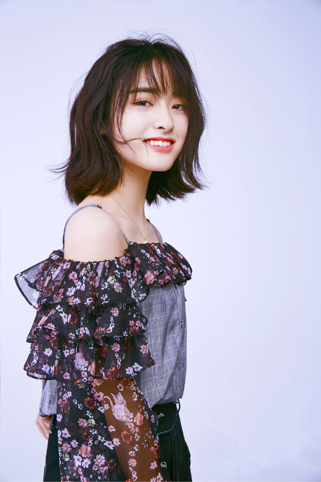 沈月剪掉十年长发,变成波波头短发造型搭配上连衣裙,减龄又时髦