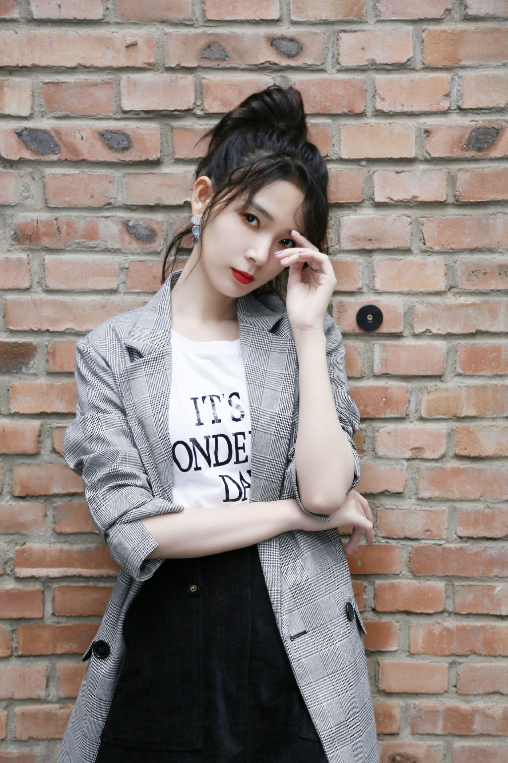 陈瑶终于不再低调穿一袭中国红裙秀麻杆腿就是腿细得太不真实