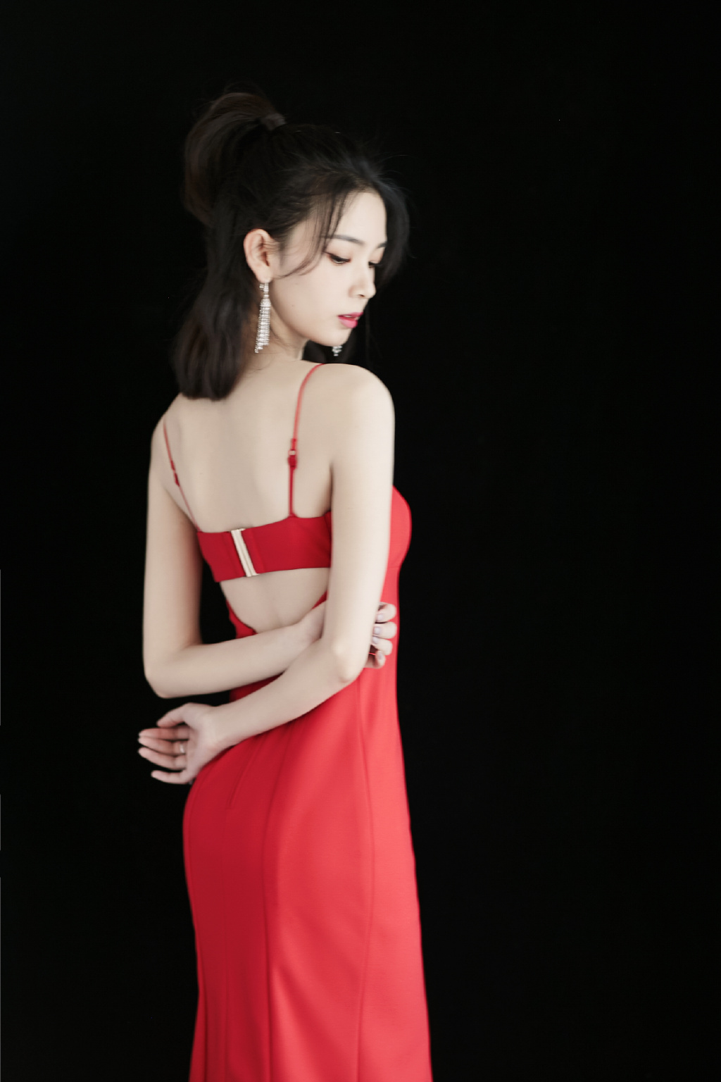 陈瑶终于不再低调穿一袭中国红裙秀麻杆腿就是腿细得太不真实