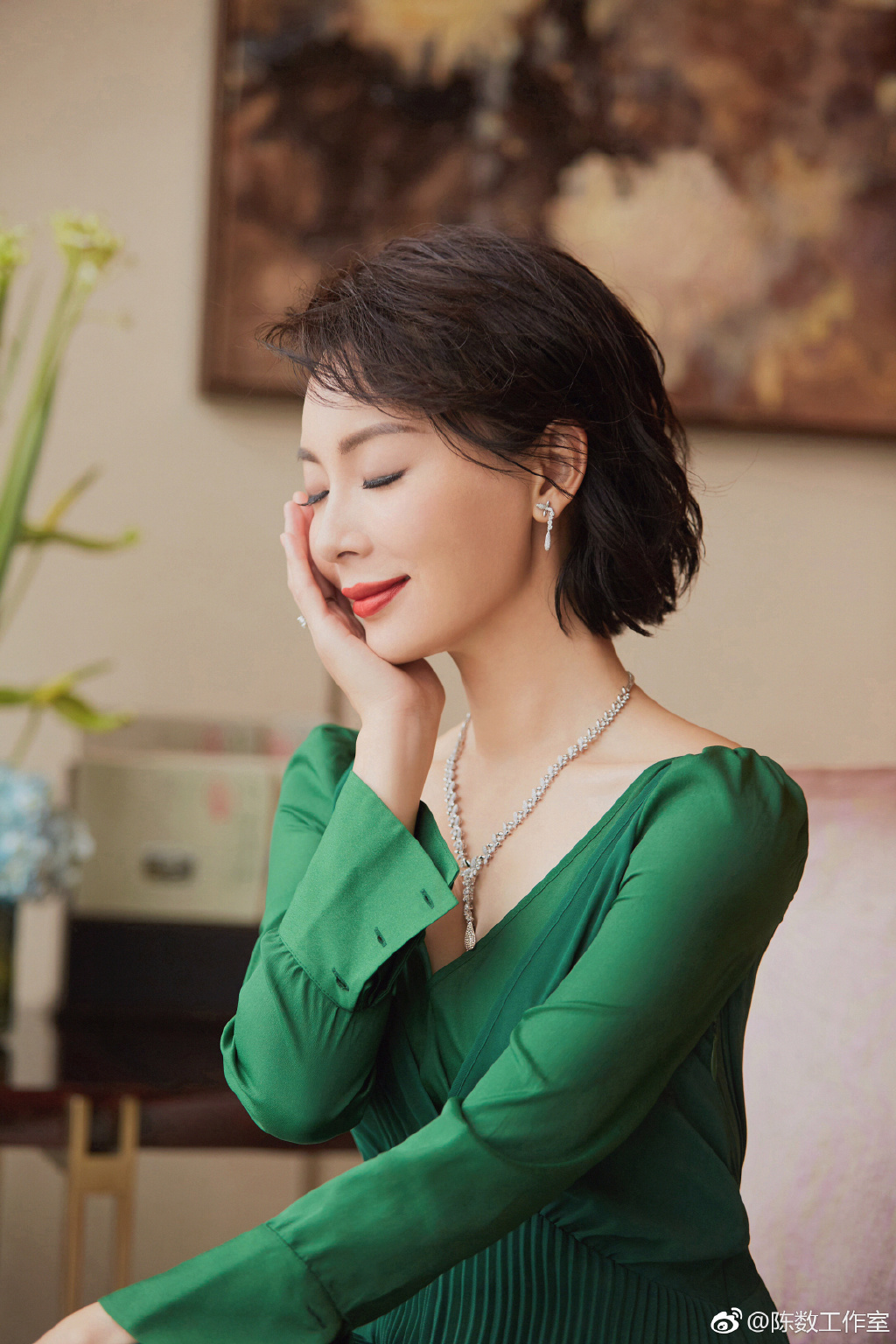 最适合三四十岁的女性短发搭配一套显白的衣服单品穿出高级感