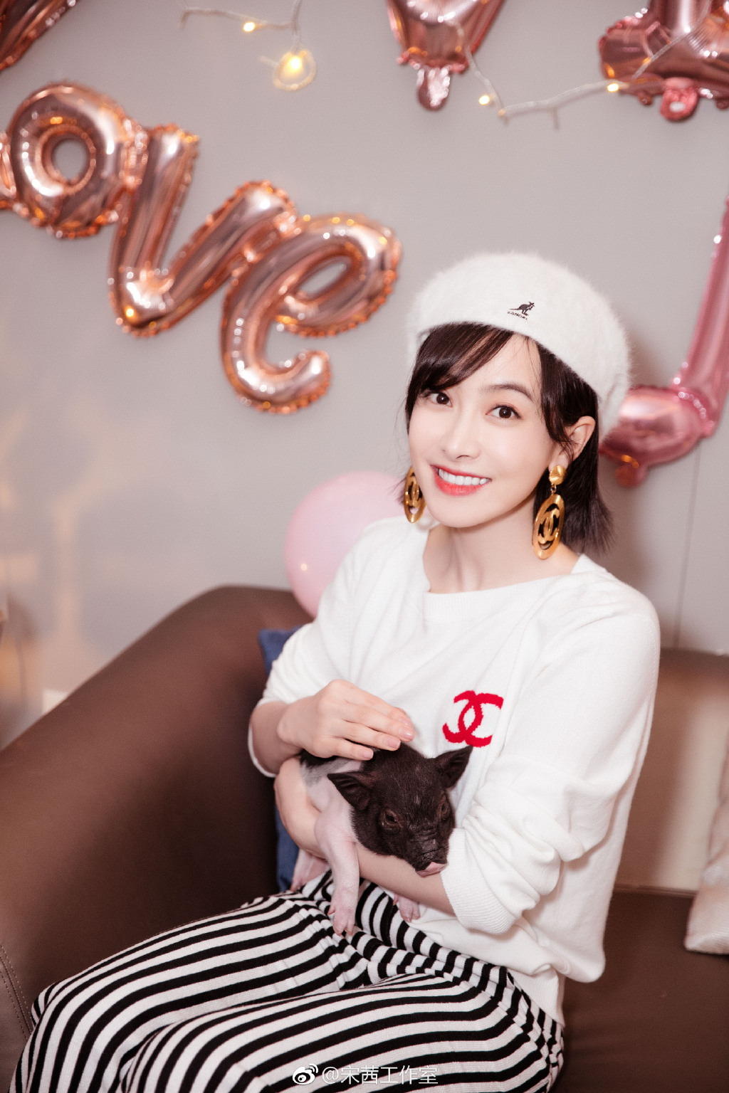 31岁宋茜换新造型,摩卡波波头短发搭配商务西服单品,减龄又时髦