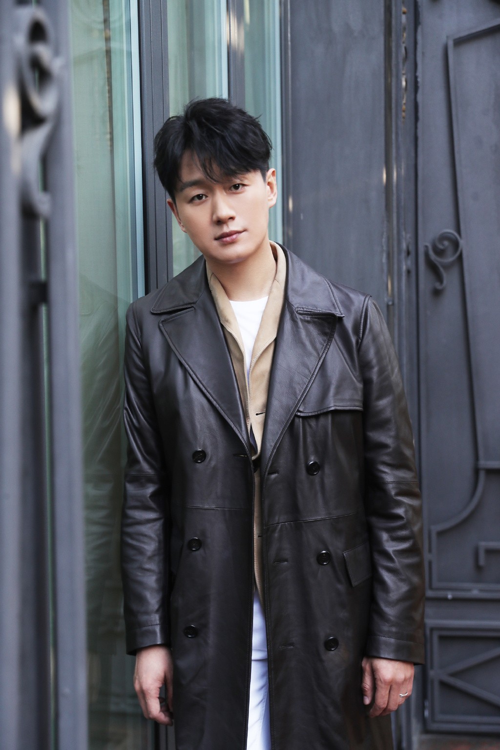 佟大为现身米兰观秀,棕色皮衣配白色长裤,40岁帅成"一朵花"