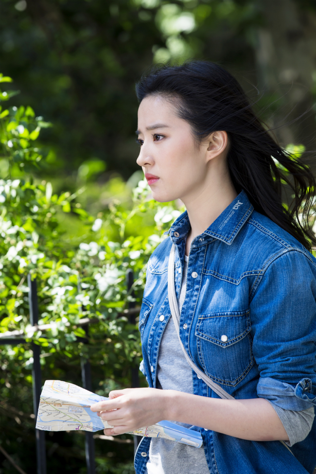 32岁刘亦菲晒旅游照,一身休闲装像18岁少女,网友:美得太不真实