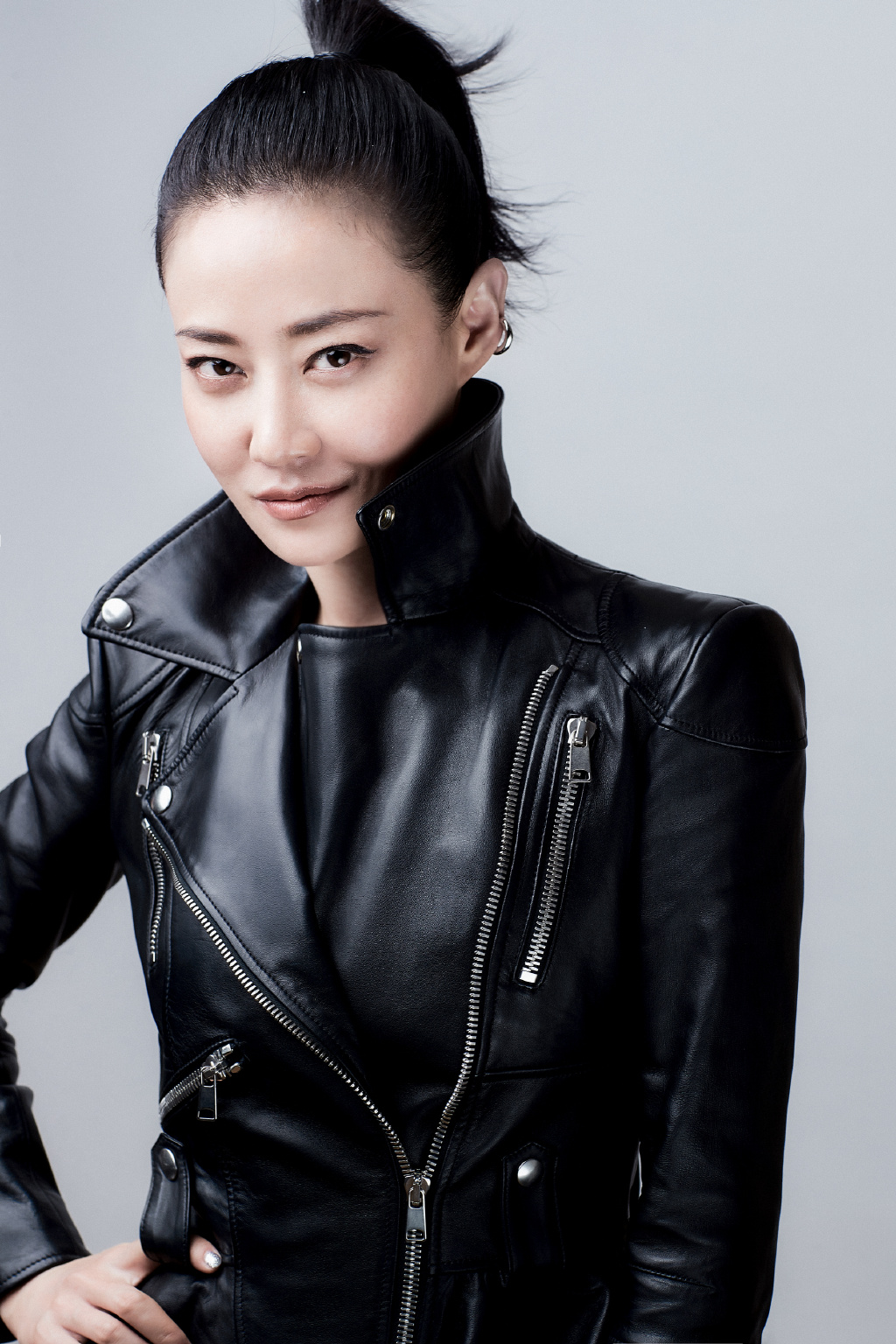 36岁谭卓新造型亮相机场,不规则韩版大衣搭长靴,个性迷人又时尚