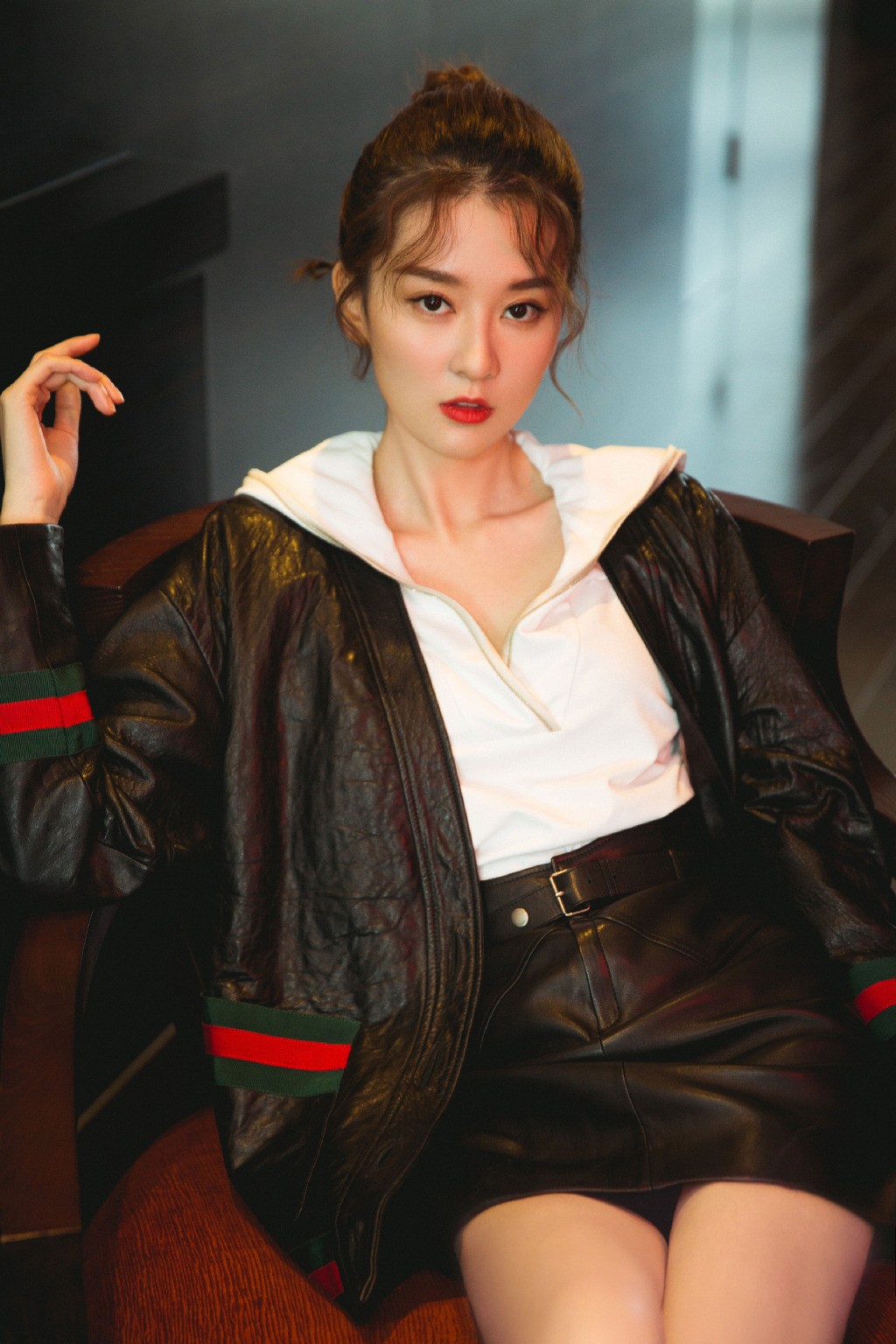 乔欣又秀漫画腿穿黑色小皮裙配高跟鞋26岁还少女感爆棚