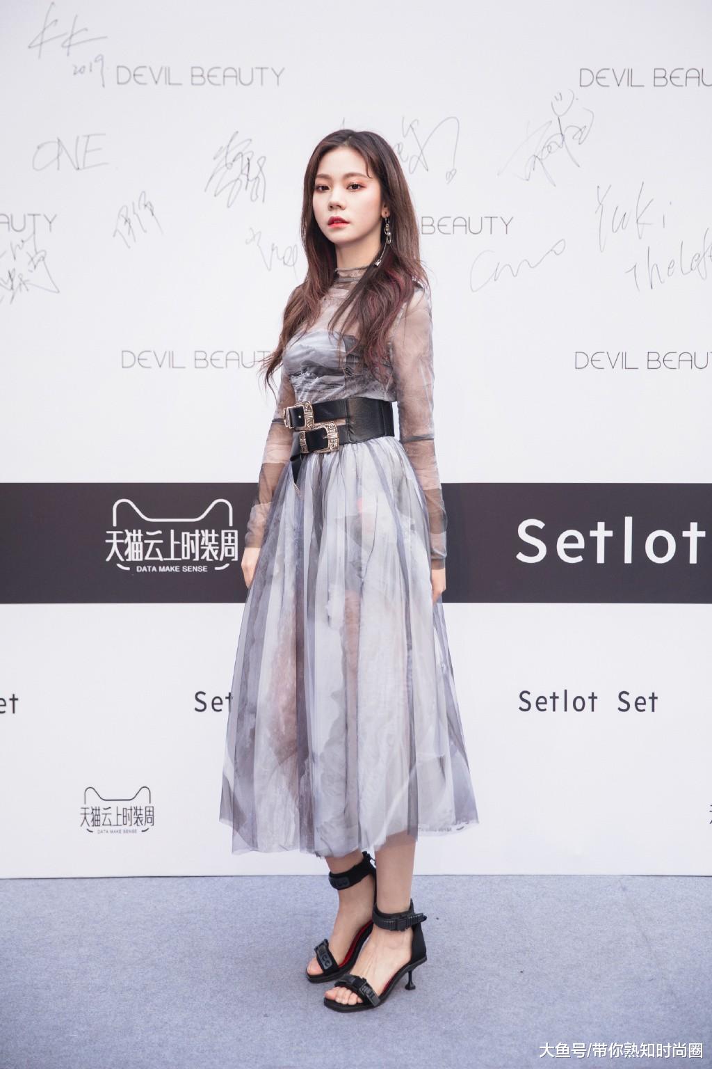 火箭少女紫宁穿绿色连体裤霸气开挂一坐下指甲颜色亮了