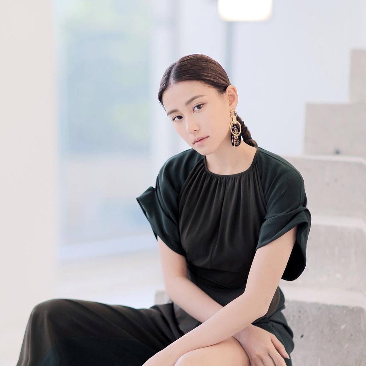 中在这个阶段最漂亮的应当是三房太太陈婉珍所生的第二个女儿何超莲