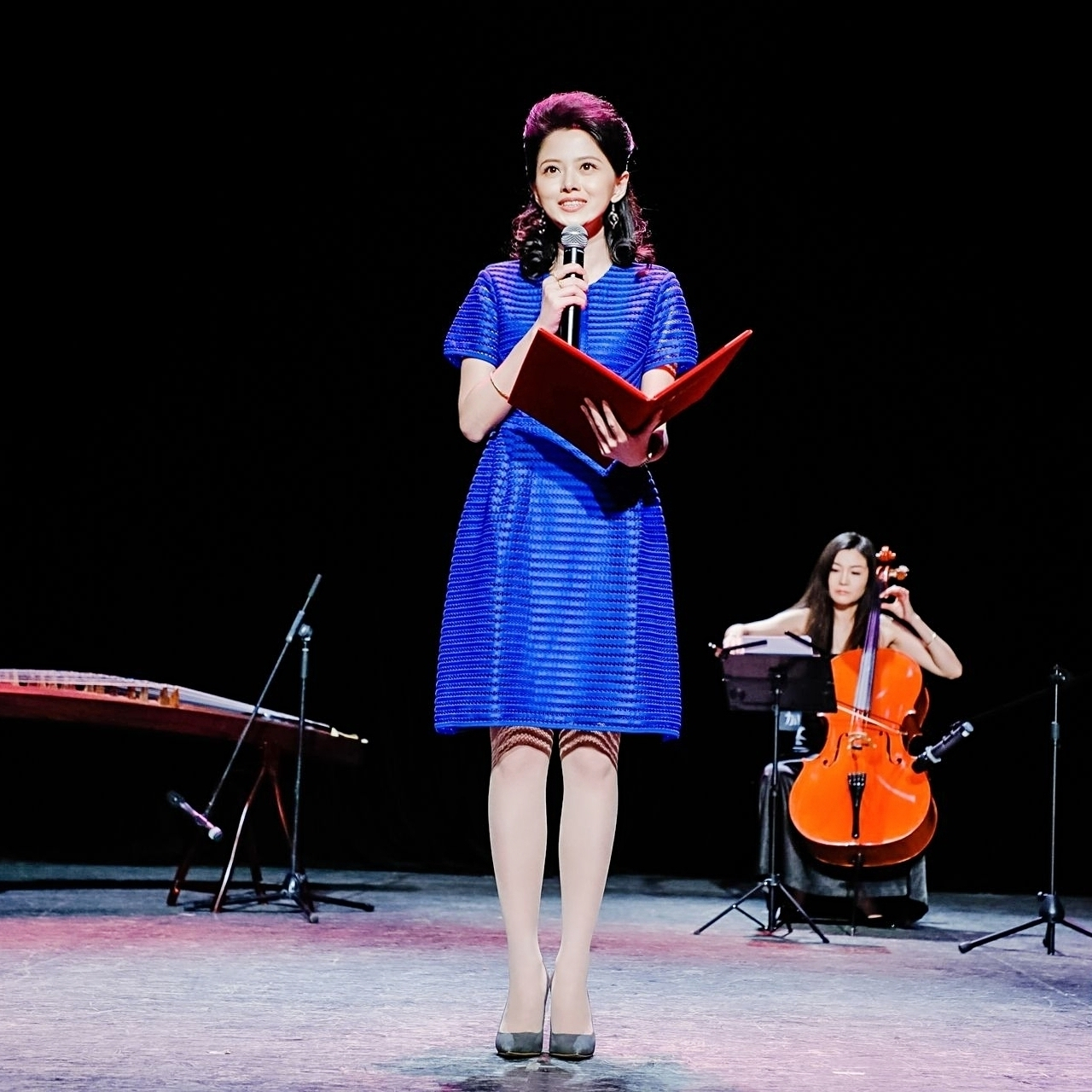 颜华最新活动照新造型突显知性文艺气质