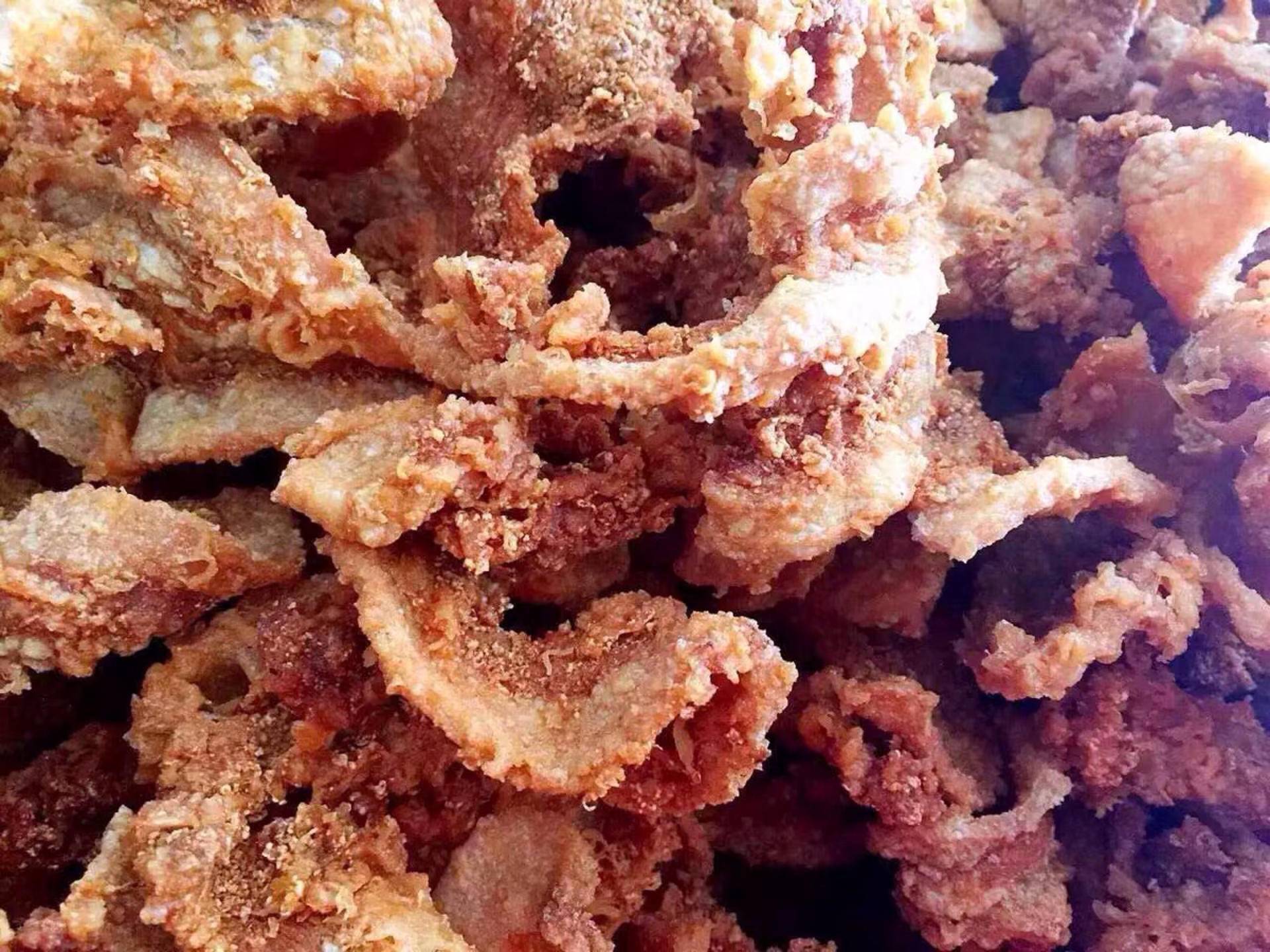 农村孩子曾经过年才能吃上的猪油渣,如今成了随处可见的零食