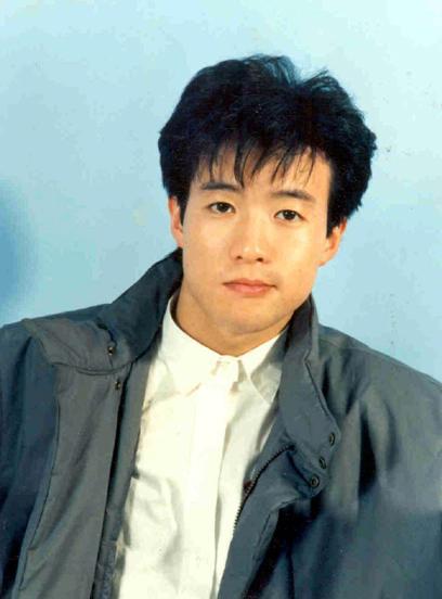 当年凭借着一首《思念着你》一跃成为了那个年代最火爆的男歌手之一