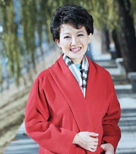 央视主持人梁艳23年不化妆不恋爱醉心于工作今46岁还是单身