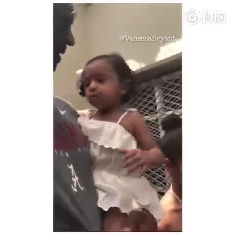 科比一家人去看海豚去了