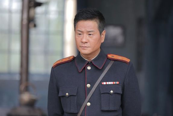 为娶小8岁娇妻,抛弃原配净身出户,今前妻走红而他不再辉煌