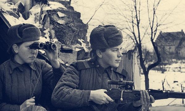 攻占柏林后,美苏两军是怎样对待德国女性的?一个残忍,一个无耻