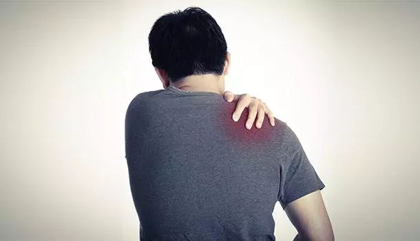 41岁男子,肩疼一年,查出肺癌,医生提醒:出现3种表现,需警惕