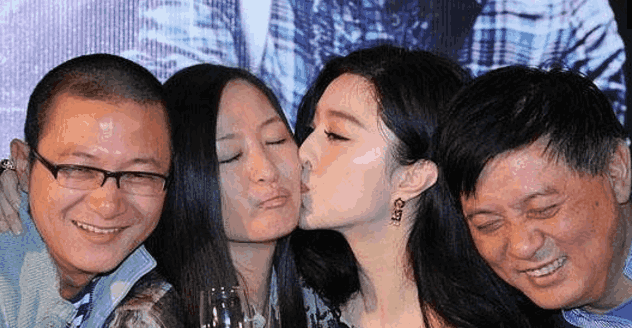 范冰冰和多人公开亲吻, 最后一张有点污! 网友: 求李晨心理阴影