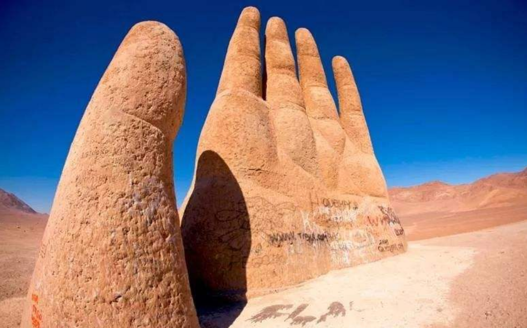 一只神秘巨手隐藏在全球最荒凉的沙漠中,游客:现实版的五指山?