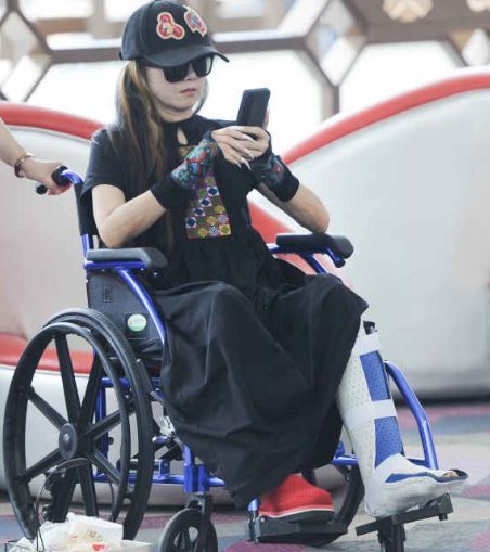 59岁杨丽萍骨折依然抹浓妆,就像19岁小姑娘,修图师真业余!