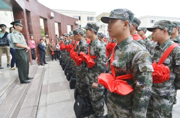 义务兵2年后可以不退役，只需要满足条件，可以干一辈子|义务兵|服兵役|退役_新浪新闻