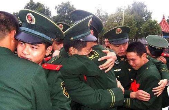 义务兵2年后可以不退役,只需要满足条件,可以干一辈子|义务兵|服兵役|退役_新浪新闻