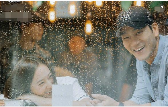 演员朴海秀结婚妻子比他小六岁作为搭档的郑秀晶出席婚礼