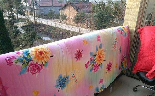 初冬晒被子还有这些讲究,以下几点要注意,不然晒完还是很潮