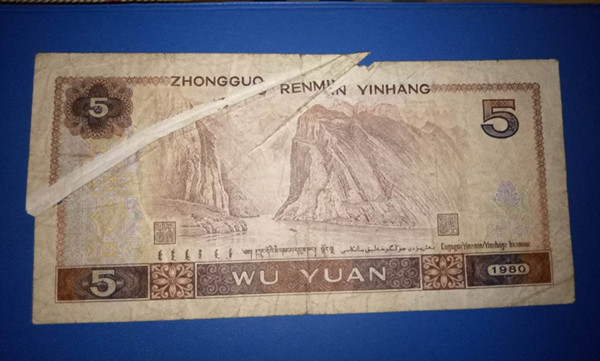 村民翻出一张罕见错版币,村长强势介入:20元,我收了