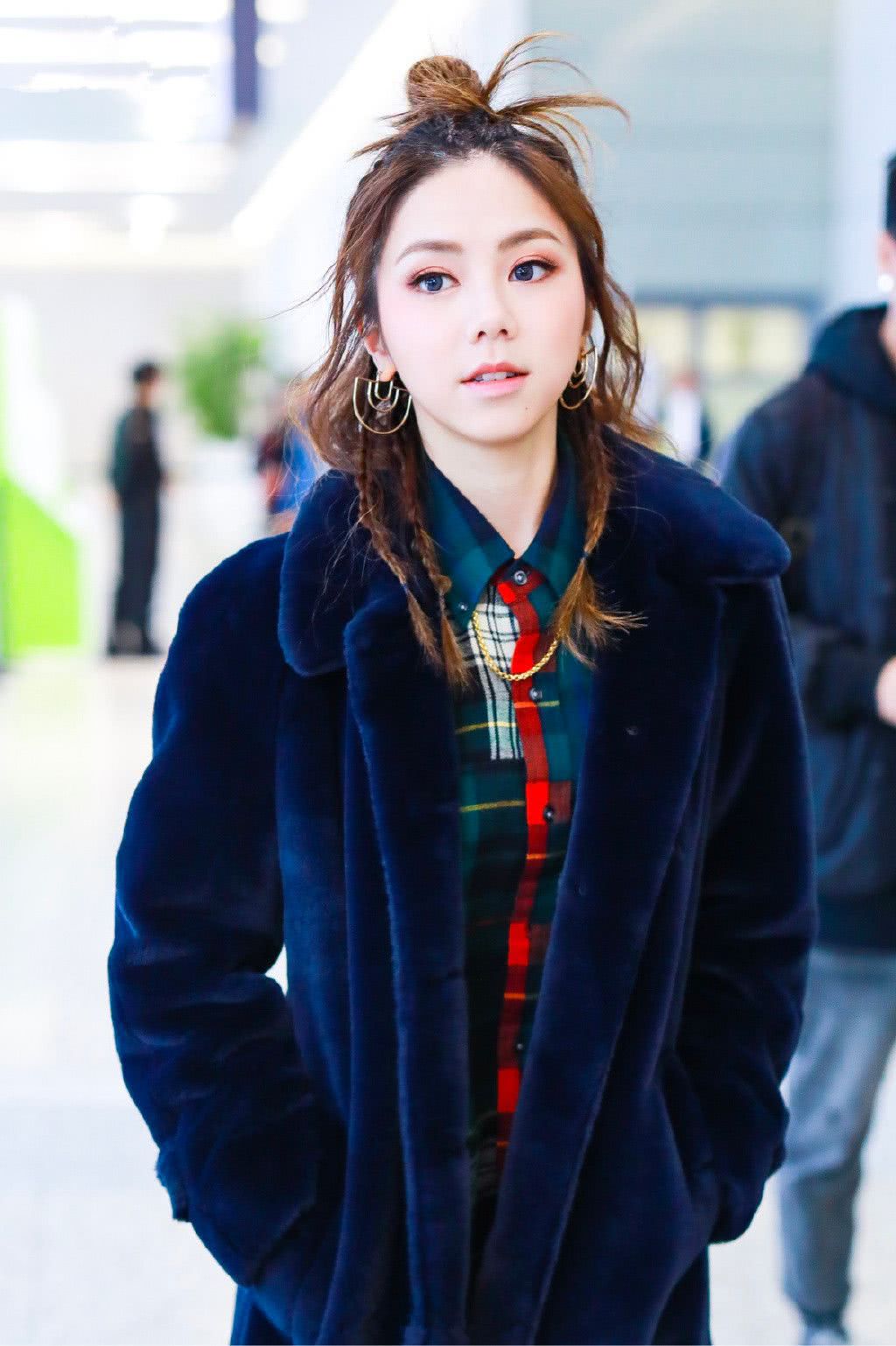 邓紫棋穿藏蓝色大衣配黑色长裤现身 扎丸子头笑容灿烂青春洋溢