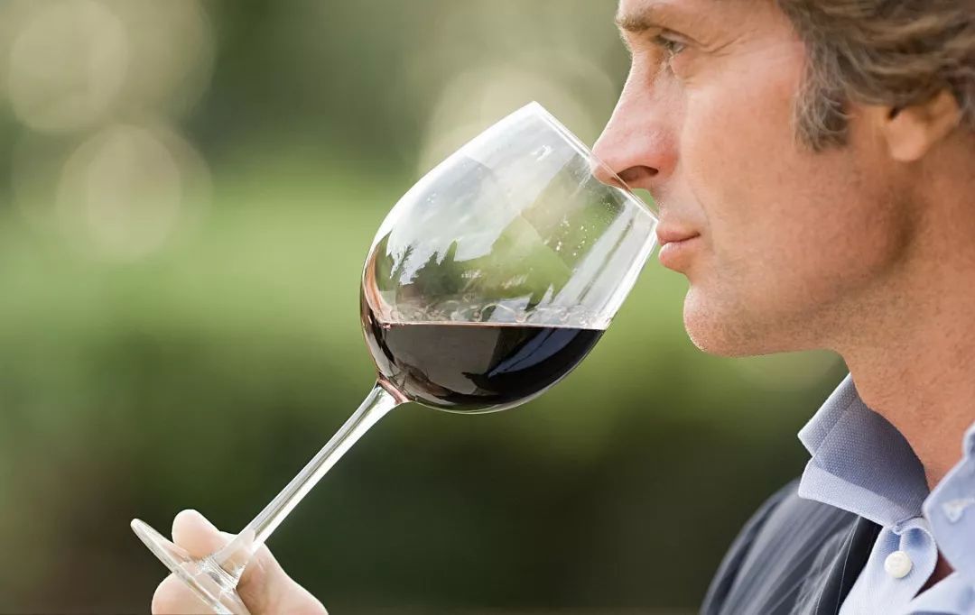 第二招:闻 1,如果一款葡萄酒闻起来有发霉,陈腐,湿纸板,湿狗的味道