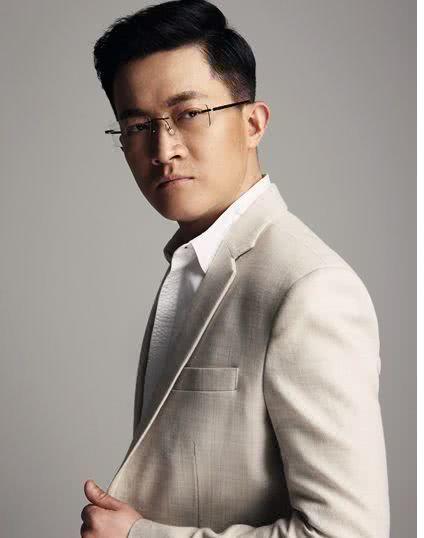 他被哥哥捧13年不红,拍戏不计较片酬只为带上妻儿,儿子竟是他