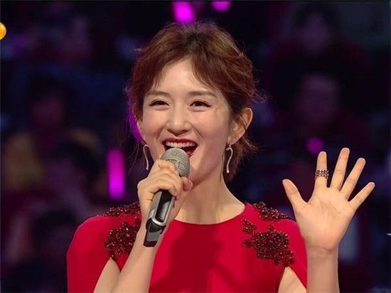 谢娜自嘲跨年演唱会上只是凑数的自嗨辅助,何炅才是大神!