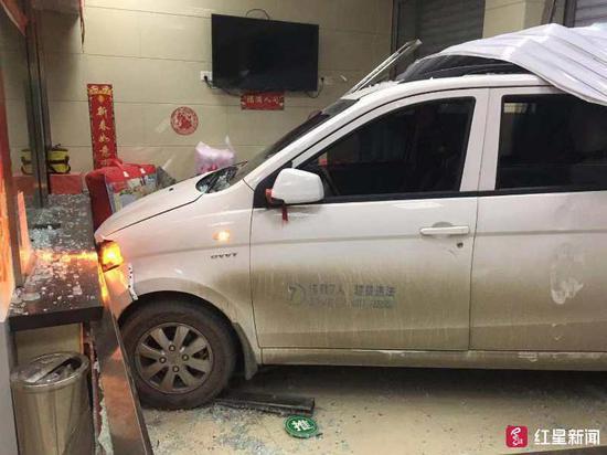 [转帖]男子驾车一脚猛油直冲银行：拿驾照还不满一周