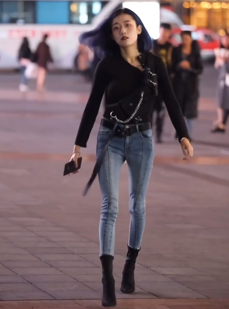 小姐姐真是酷穿紧身裤秀的是牙签腿却火了冬瓜胯