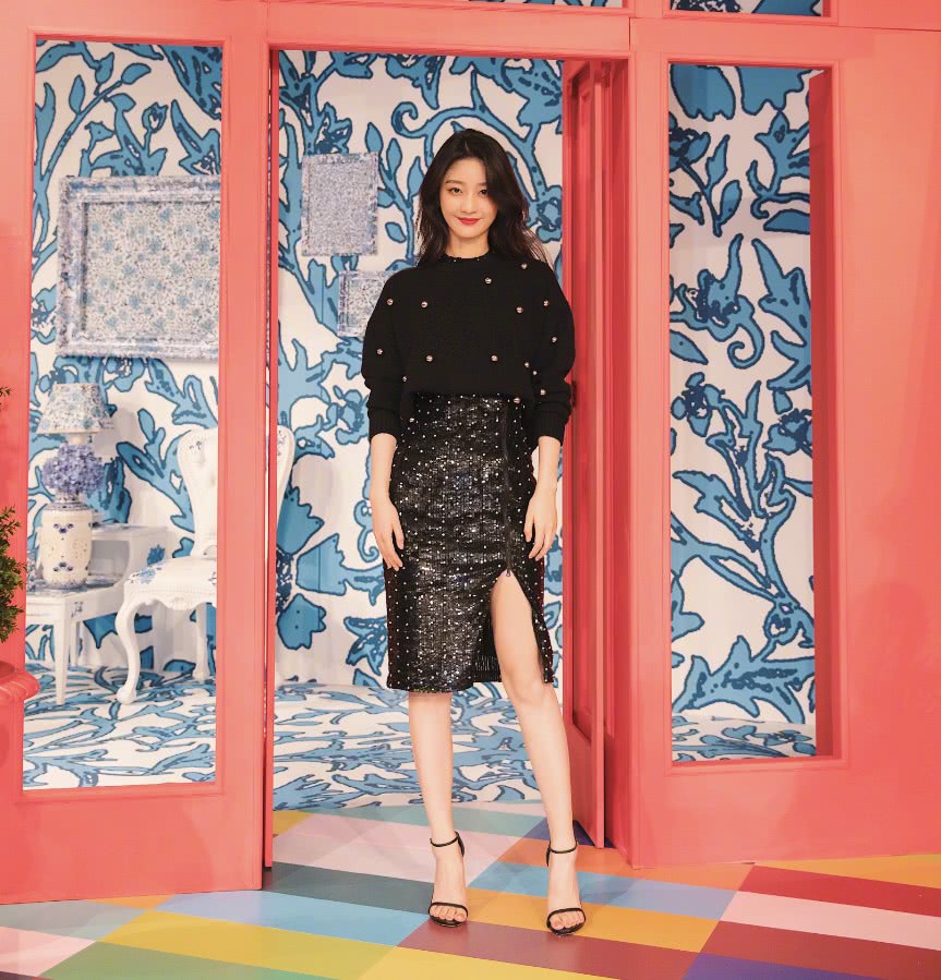 戚砚笛为显腿长裙子拉链到大腿还撕掉一块不怕暴露太多