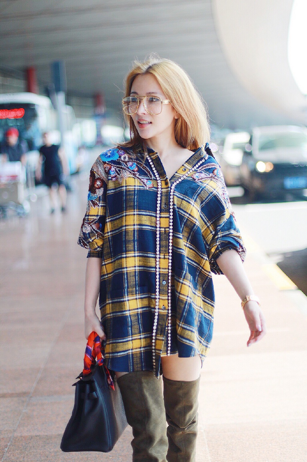 温岚这条破洞裤我是真的服,全腿只剩三块布条,网友:不冷吗?