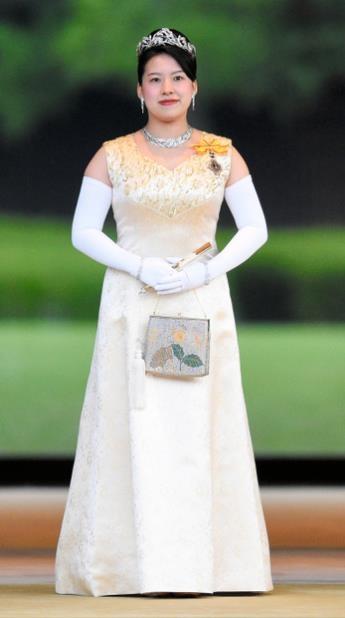 日本皇室的王妃们为啥结婚不穿和服而是选择穿西式礼服