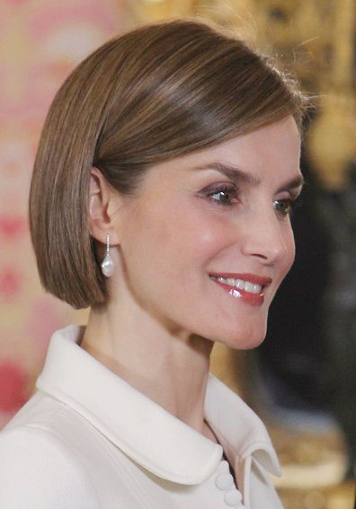 西班牙王后换个发型更贵气!穿黑色礼服,头戴皇冠真有女神范儿!