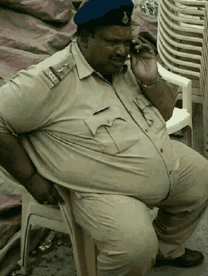 印度"贫民窟"居民穷的吃不起饭,而警察却大腹便便,连路都走不动